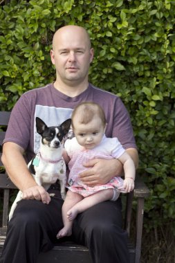 erkek bebek ve köpek