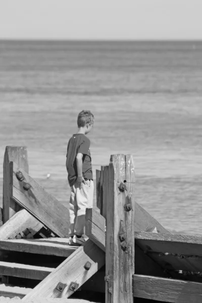 Adolescent garçon sur plage — Photo