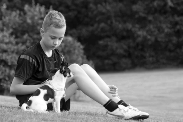 Tonårspojke i parken — Stockfoto