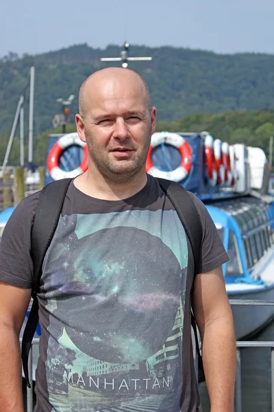 Homme à côté d'un bateau — Photo