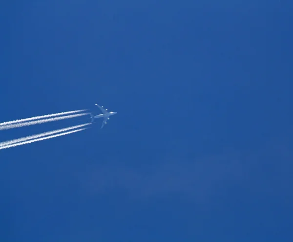 Areoplane in de lucht Rechtenvrije Stockafbeeldingen