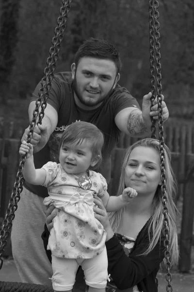 Père jouant avec sa fille sur le parc — Photo