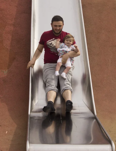 Père jouant avec sa fille sur le parc — Photo