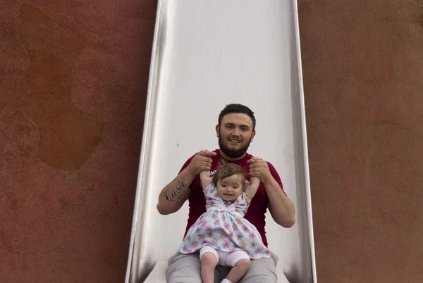 Père jouant avec sa fille sur le parc — Photo