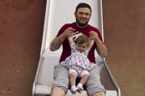 Pai brincando com a filha no parque — Fotografia de Stock