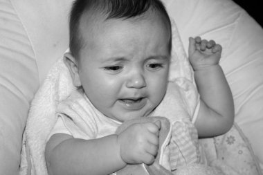 küçük kız oynamaya