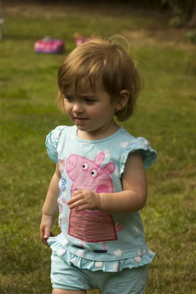 Klein meisje spelen — Stockfoto