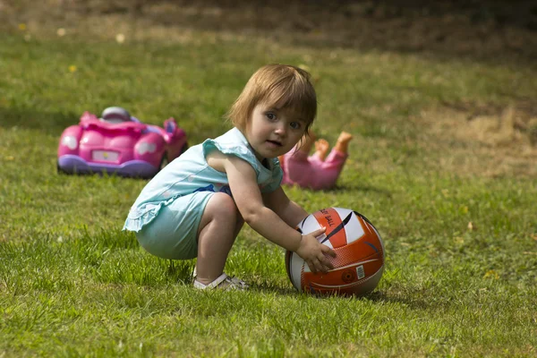 Klein meisje spelen — Stockfoto