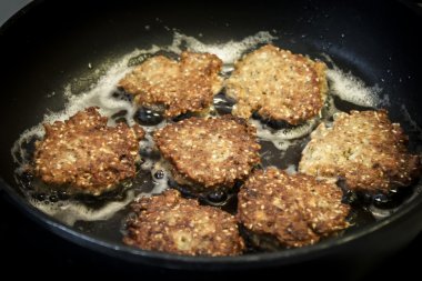 ev yapımı falafel siyah pan kızartma