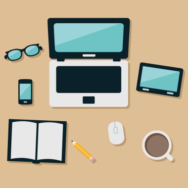 laptop ve masada aletleri