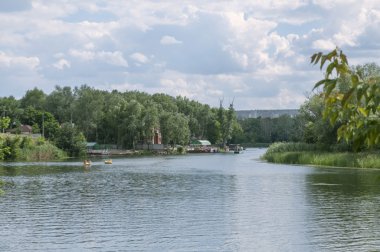 Tatilcilerin insanlar Seversky Donets Nehri üzerinde