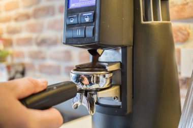 Restoran ve kafelerde elektrikli kahve öğütücüsü.