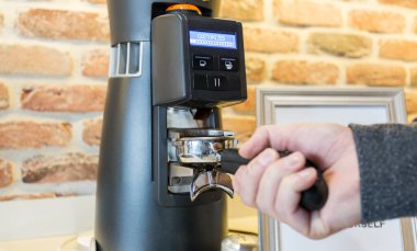 Restoran ve kafelerde elektrikli kahve öğütücüsü.