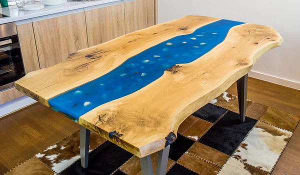 現代的なキッチン 樹脂テーブルと環境の近代的なテーブル ストックフォト