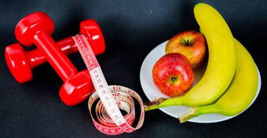 Düşük kalorili ve günlük egzersizli kilo verme programı. Diyet ve bel boyu küçültme, sağlıklı meyve ve dambıl eğitimi.