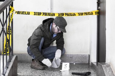 Suç mahalli, cinayet, soruşturma, polis katilin kullandığı silahı reddetti, cinayet kanıtı olarak alındı, lastik eldiven uzmanı ve kanıt olarak çantaya girdi.