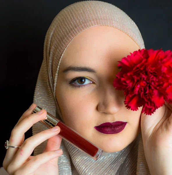 Woman Hijab Professional Make Showing Makeup Items Black Background Muslim — Foto de Stock