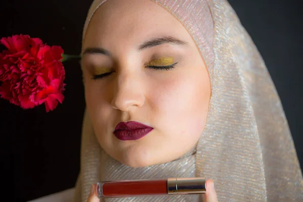 Woman Hijab Professional Make Showing Makeup Items Black Background Muslim — Foto de Stock