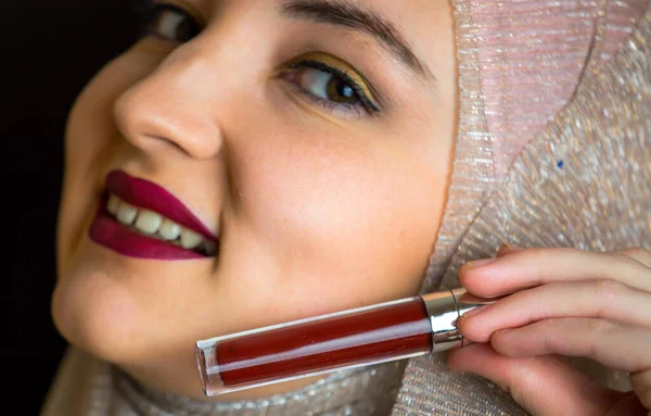 ヒジャーブを持つ女性 プロの化粧 化粧品アイテムを表示 黒の背景 イスラム教徒の女の子 — ストック写真