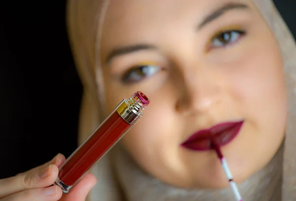 Woman Hijab Professional Make Showing Makeup Items Black Background Muslim — Foto de Stock