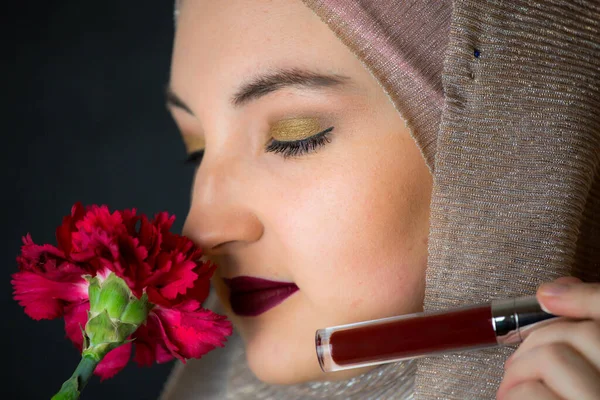 Woman Hijab Professional Make Showing Makeup Items Black Background Muslim — Foto de Stock