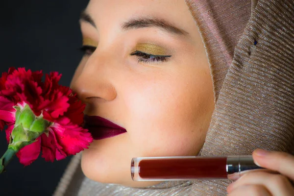Woman Hijab Professional Make Showing Makeup Items Black Background Muslim — Foto de Stock