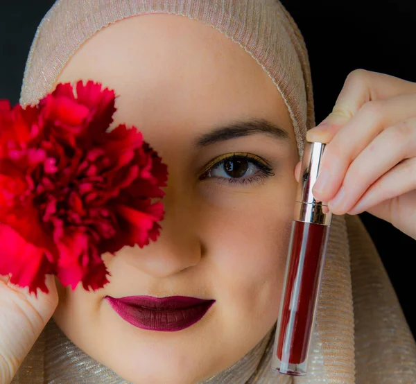 Woman Hijab Professional Make Showing Makeup Items Black Background Muslim — Foto de Stock