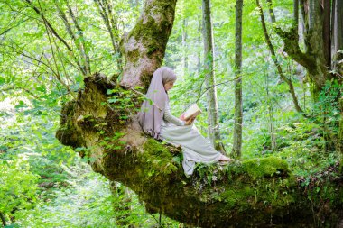 Tesettürsüz genç Müslüman bir kadın, doğal kaynakların tadını çıkarıyor, dünyadaki cennetin.