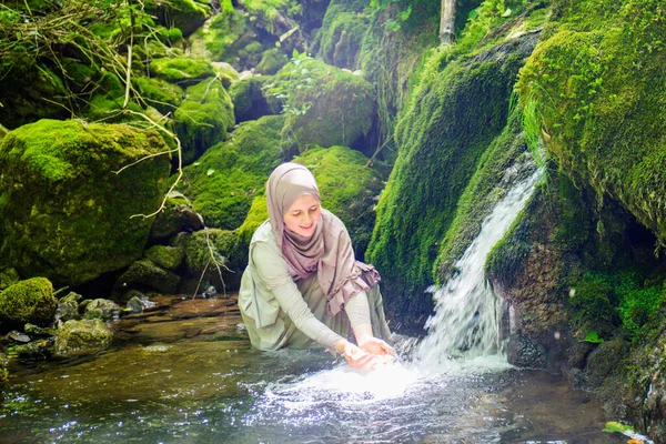 Een Jonge Moslimvrouw Met Hijab Ongerepte Natuur Geniet Van Natuurlijke — Stockfoto