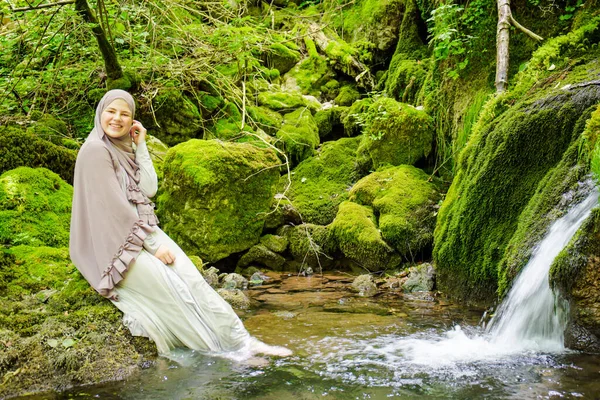 Een Jonge Moslimvrouw Met Hijab Ongerepte Natuur Geniet Van Natuurlijke — Stockfoto