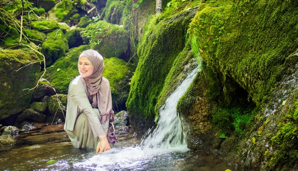 Une Jeune Femme Musulmane Avec Hijab Nature Intacte Jouit Des — Photo