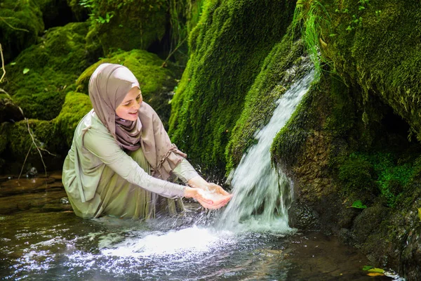 Een Jonge Moslimvrouw Met Hijab Ongerepte Natuur Geniet Van Natuurlijke — Stockfoto