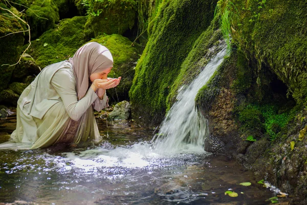 Uma Jovem Muçulmana Com Hijab Natureza Intocada Desfruta Dos Recursos — Fotografia de Stock