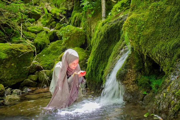 Uma Jovem Muçulmana Com Hijab Natureza Intocada Desfruta Dos Recursos — Fotografia de Stock