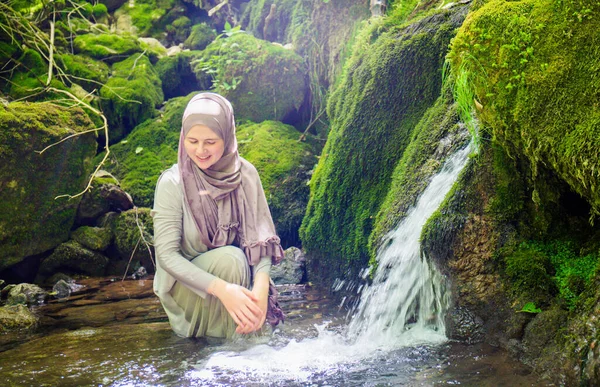 Een Jonge Moslimvrouw Met Hijab Ongerepte Natuur Geniet Van Natuurlijke — Stockfoto