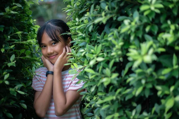 Pequeña Chica Asiática Fresca Natural Amor Verde Amor Naturaleza Felicidad — Foto de Stock