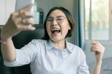 Çalışan kadınlar, akıllı telefonlarında sonuç gördüklerinde mutluluk ve neşe ifade ederler..