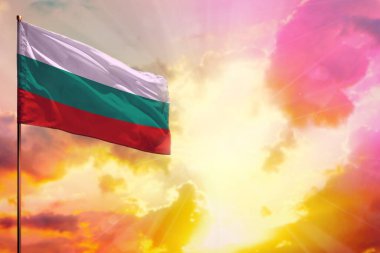 Bulgaristan 'ın sol üst köşesinde dalgalanan bayrağı, güzel renkli günbatımı veya gündoğumu arka planı hakkındaki bilgilerinizi sunacağınız yer ile birlikte..