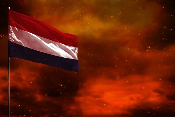 煙の柱の背景と深紅の赤い空にあなたのデータのための空白のスペースでオランダの旗のモックアップをなびかせます オランダ問題の概念 — ストック写真