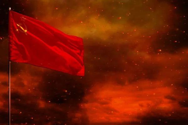 Dalgalanan Sovyetler Birliği Sssr Sscsr Kırmızı Gökyüzü Duman Sütunları Hakkındaki — Stok fotoğraf
