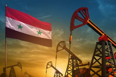 Suriye Arap Cumhuriyeti petrol endüstrisi konsepti, endüstriyel illüstrasyon. Dalgalanan Suriye Arap Cumhuriyeti bayrağı ve petrol kuyuları mavi ve sarı günbatımı arka planında - 3D illüstrasyon