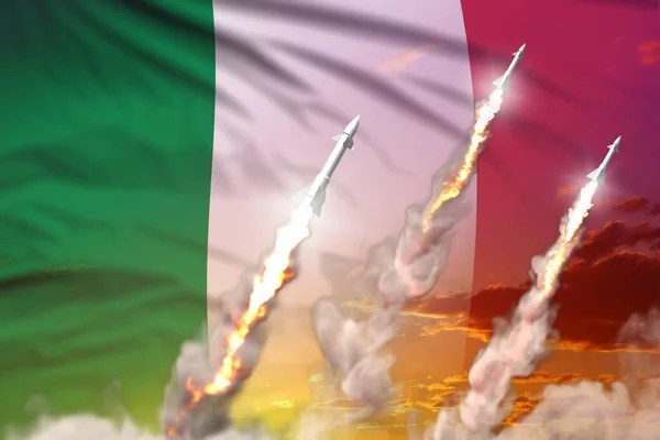 意大利弹道导弹发射 日落背景下的现代战略核武器概念 带有国旗的军事工业三维图解 — 图库照片