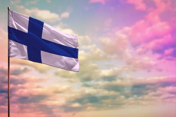 あなたのテキストのための場所であなたのカラフルな曇りの空の背景にフィンランドの旗のモックアップをなびかせ — ストック写真