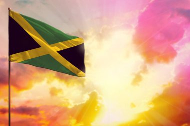Sol üst köşede dalgalanan Jamaika bayrağı güzel renkli günbatımı ya da gündoğumu arka planı hakkında bilgi almak için kullanılacak yer ile birlikte..