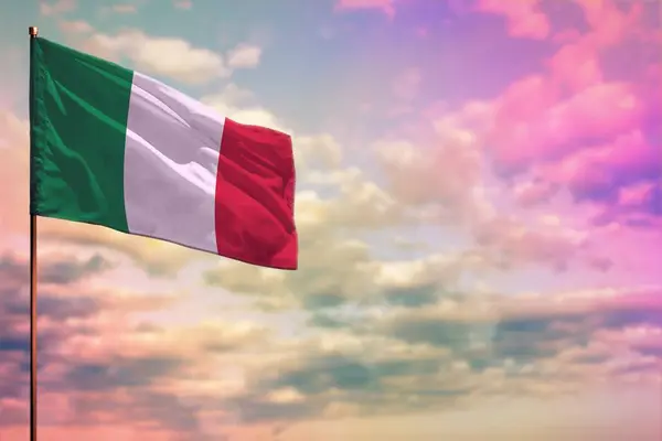 飘扬的意大利国旗映衬着你的文字在多彩的云天背景上的位置 — 图库照片