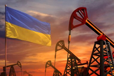 Ukrayna petrol endüstrisi konsepti, endüstriyel illüstrasyon. Ukrayna bayrağı ve petrol kuyuları ve kırmızı ve mavi gün batımı veya gündoğumu gökyüzü arkaplanı - 3D illüstrasyon