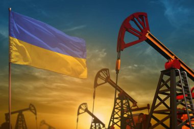 Ukrayna petrol endüstrisi konsepti, endüstriyel illüstrasyon. Mavi ve sarı günbatımı arka planında dalgalanan Ukrayna bayrağı ve petrol kuyuları - 3 boyutlu resim
