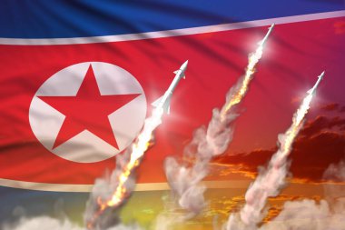 Günbatımı arka planında modern stratejik roket kuvvetleri konsepti, Kuzey Kore balistik savaş başlığı saldırısı - askeri endüstriyel illüstrasyon, bayraklı nükleer bomba