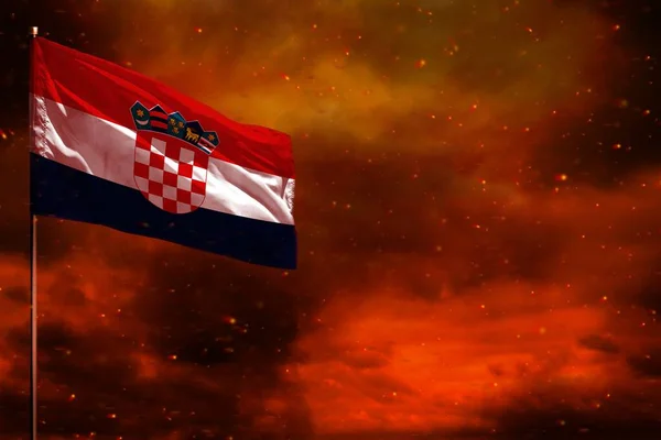 번개치는 크로아티아 국기에는 기둥을 배경으로 하늘에 자료를 크로아티아의 — 스톡 사진