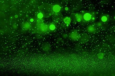 yeşil, parlak, soyut arka plan pırıltılı ışıklar. Kıvılcımlar uçuşuyor. Odaklanamayan bokeh.